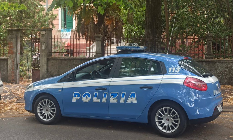 Lite tra due coinquilini: la Polizia trova all’interno dell’appartamento un deposito di merce rubata