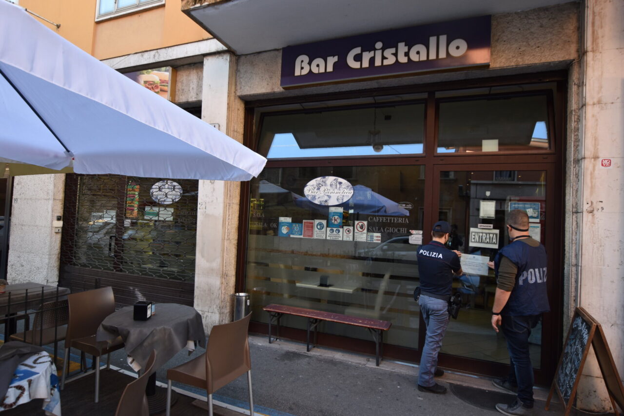 Servono bevande alcoliche in grandi quantità ai minorenni: chiuso il bar “Cristallo”