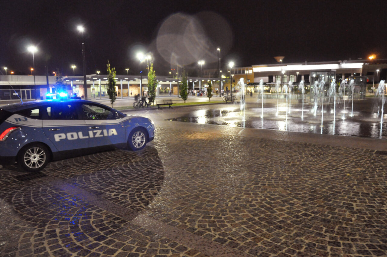 Chiede a due ubriachi di abbassare i toni e loro lo aggrediscono con una bottiglia di vetro