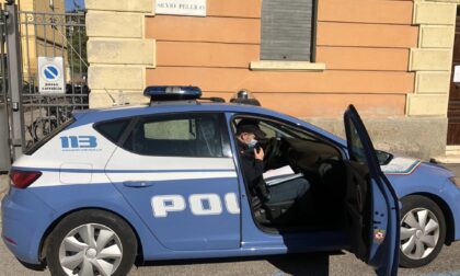 Violenta lite in casa: minaccia la moglie e all’arrivo degli agenti si scaglia contro di loro