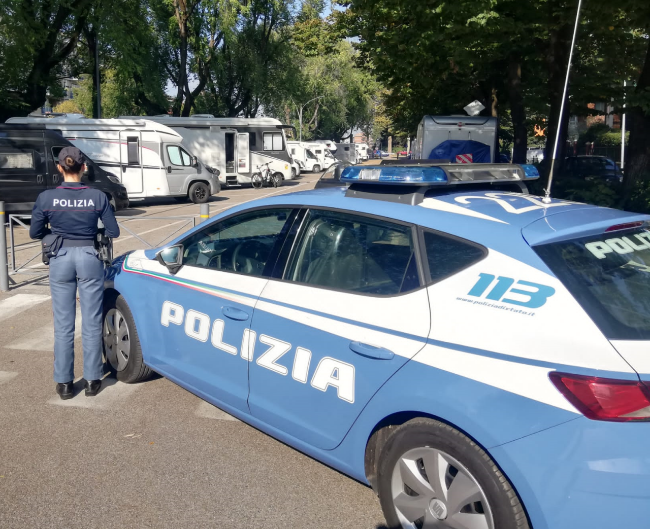 Mettono a segno un furto nell’area camper ma alla vista dei Carabinieri gettano la refurtiva