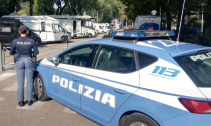 Mettono a segno un furto nell’area camper ma alla vista dei Carabinieri gettano la refurtiva