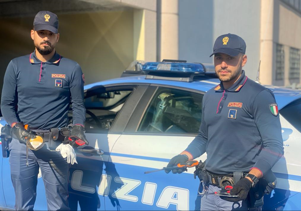 Arnesi da scasso nascosti sotto gli abiti, ladre d’appartamento giovanissime beccate dalla Polizia