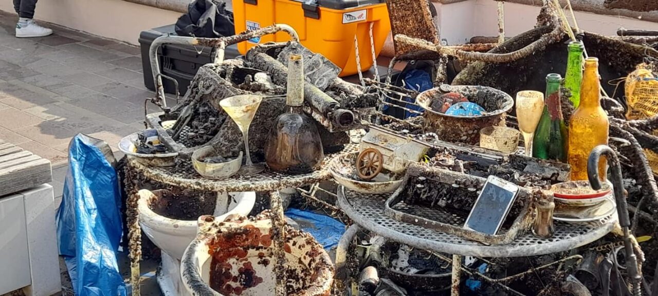 Nel lago di Garda recuperate due vecchie macchine da scrivere, water, un lampione e non solo