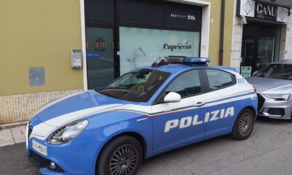 Fotografano la merce e i meccanismi di chiusura dei distributori poi tentano il furto al sexy shop
