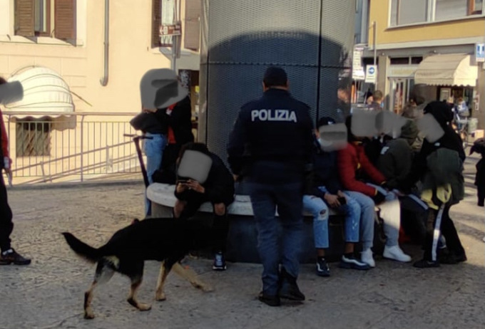Il cane Tarol fiuta della droga nel calzino di un minorenne