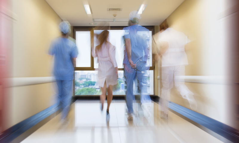 Paziente morto dopo caduta dal letto in ospedale: chiesta l’archiviazione, la famiglia si oppone