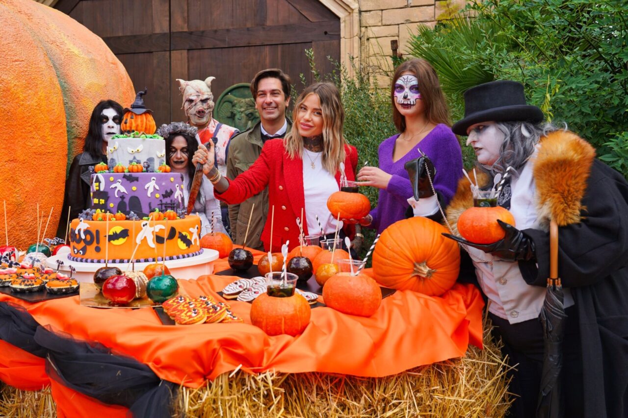 Al via Gardaland Magic Halloween: le foto e il video del taglio della torta con l’influencer Zoe Cristofoli