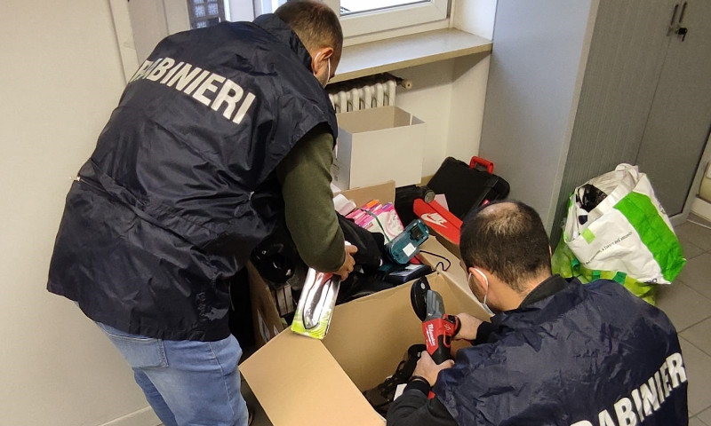 Rubavano nei centri commerciali e rivendevano la refurtiva online: recuperata merce per 30mila euro