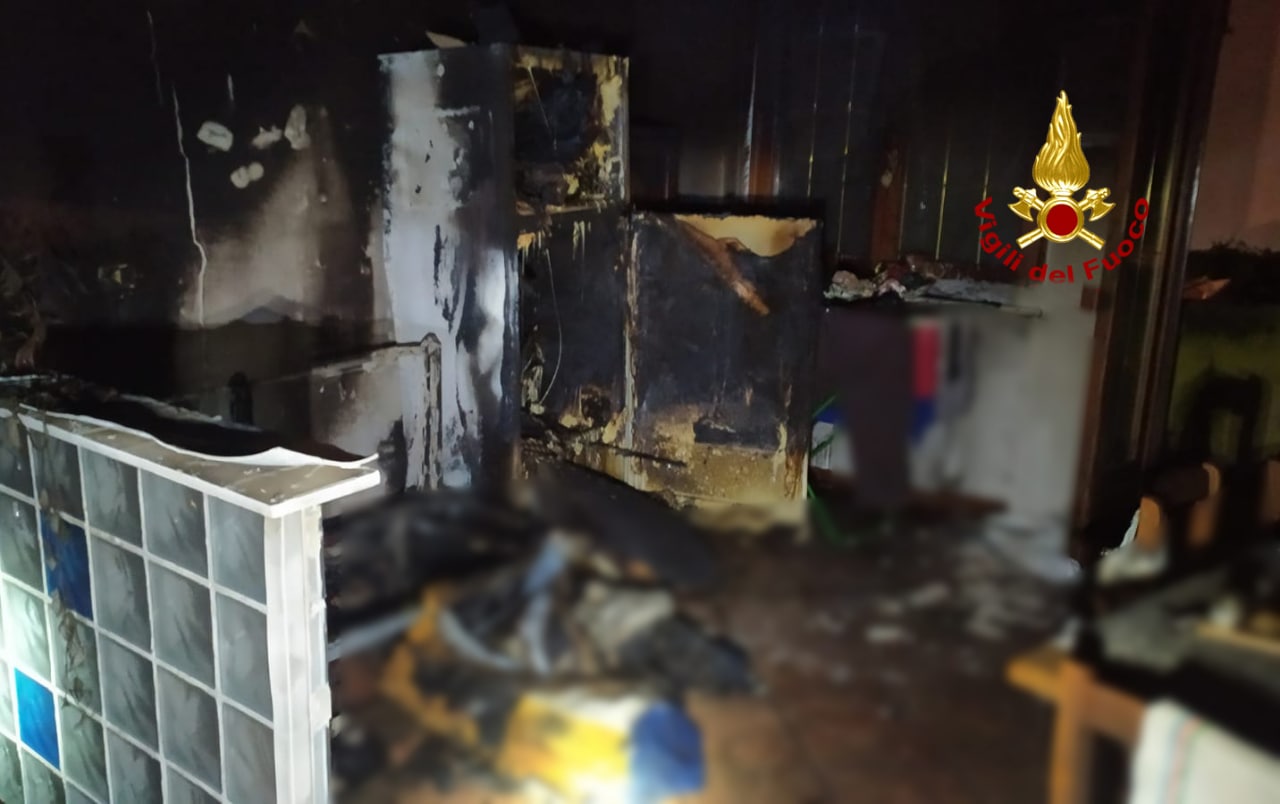 Incendio ad Albaredo d’Adige: le fiamme dal frigo si estendono in tutta la cucina