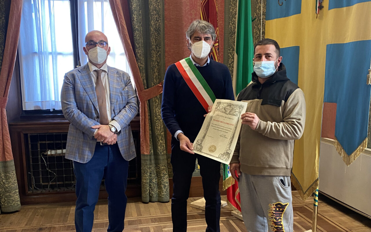 Riconoscimento al fioraio che ha sventato uno scippo, Sboarina: “Un esempio per tutti”