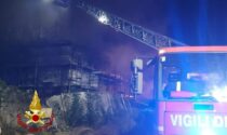 Le foto e il video dell'incendio in un cantiere edile: danneggiata una palazzina