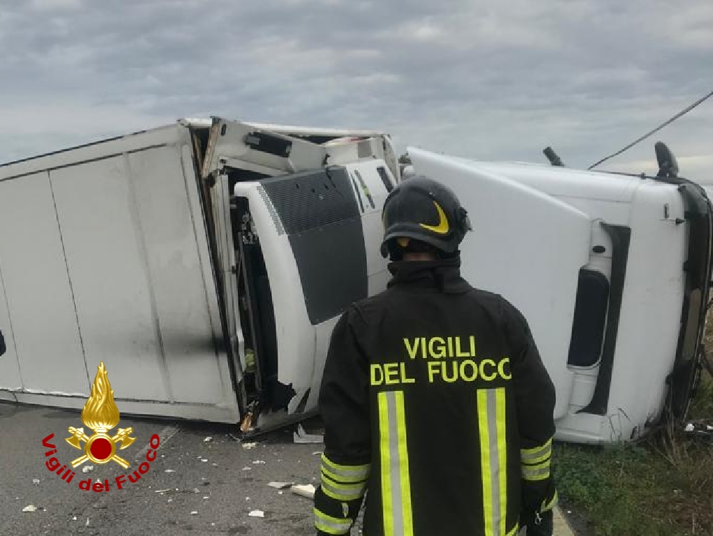 Tir si ribalta sulla SP3: Vigili del Fuoco impegnati a recuperare il carburante fuoriuscito