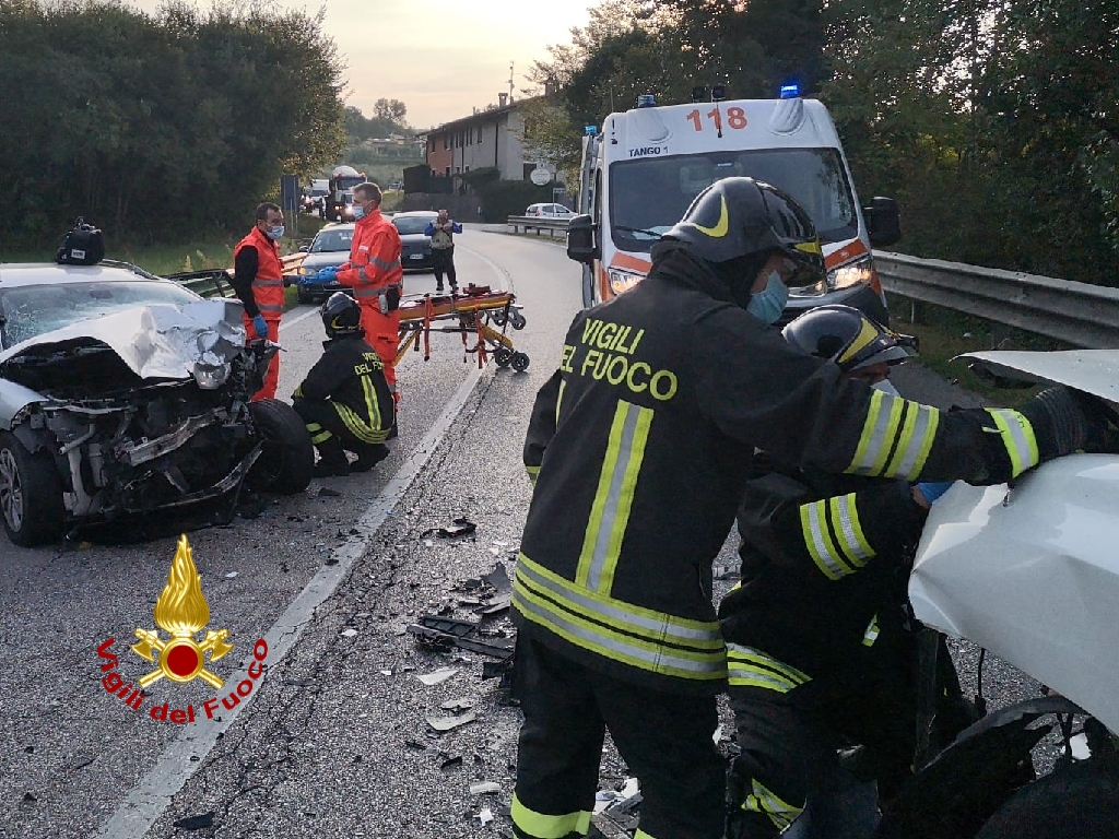 Scontro frontale tra due vetture a Lazise: una persona estratta dai pompieri