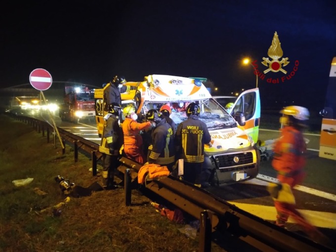 Incidente in A22, l'ambulanza tampona un camion soccorritore estratto dalle lamiere