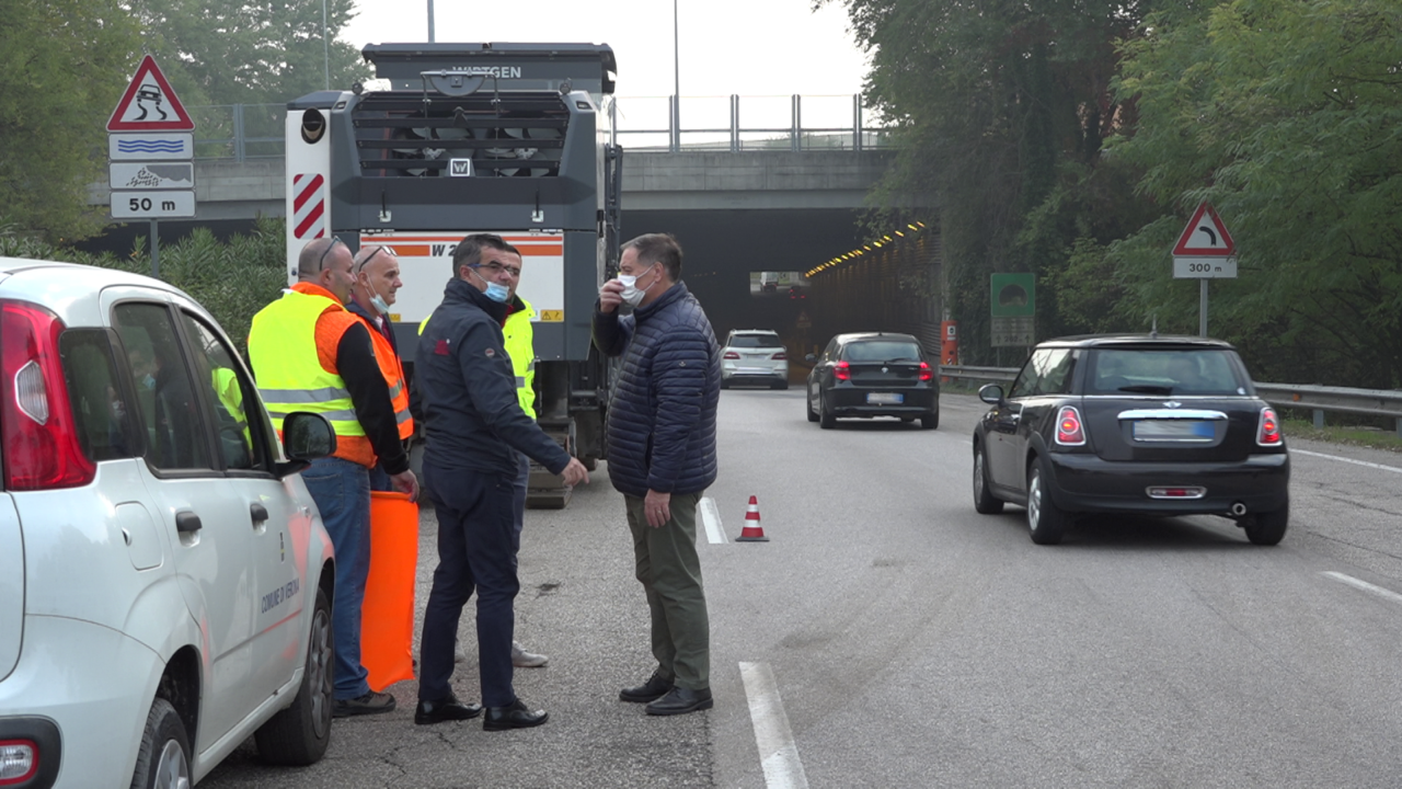 Nuovo asfalto in tangenziale, in Viale Colombo marciapiedi più sicuri