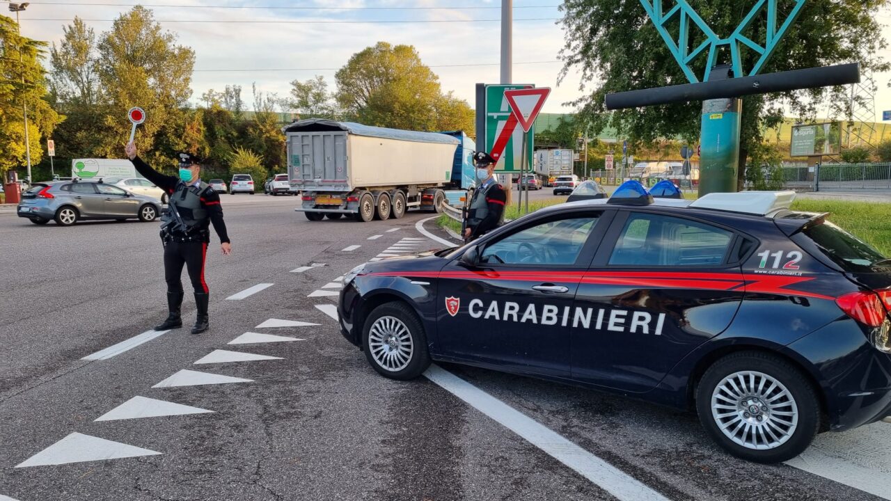 Si introduce nel resort a Peschiera del Garda e tenta di svaligiare le stanze degli ospiti