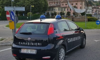 Continue violenze e minacce alla moglie anche in presenza delle bimbe: 32enne arrestato