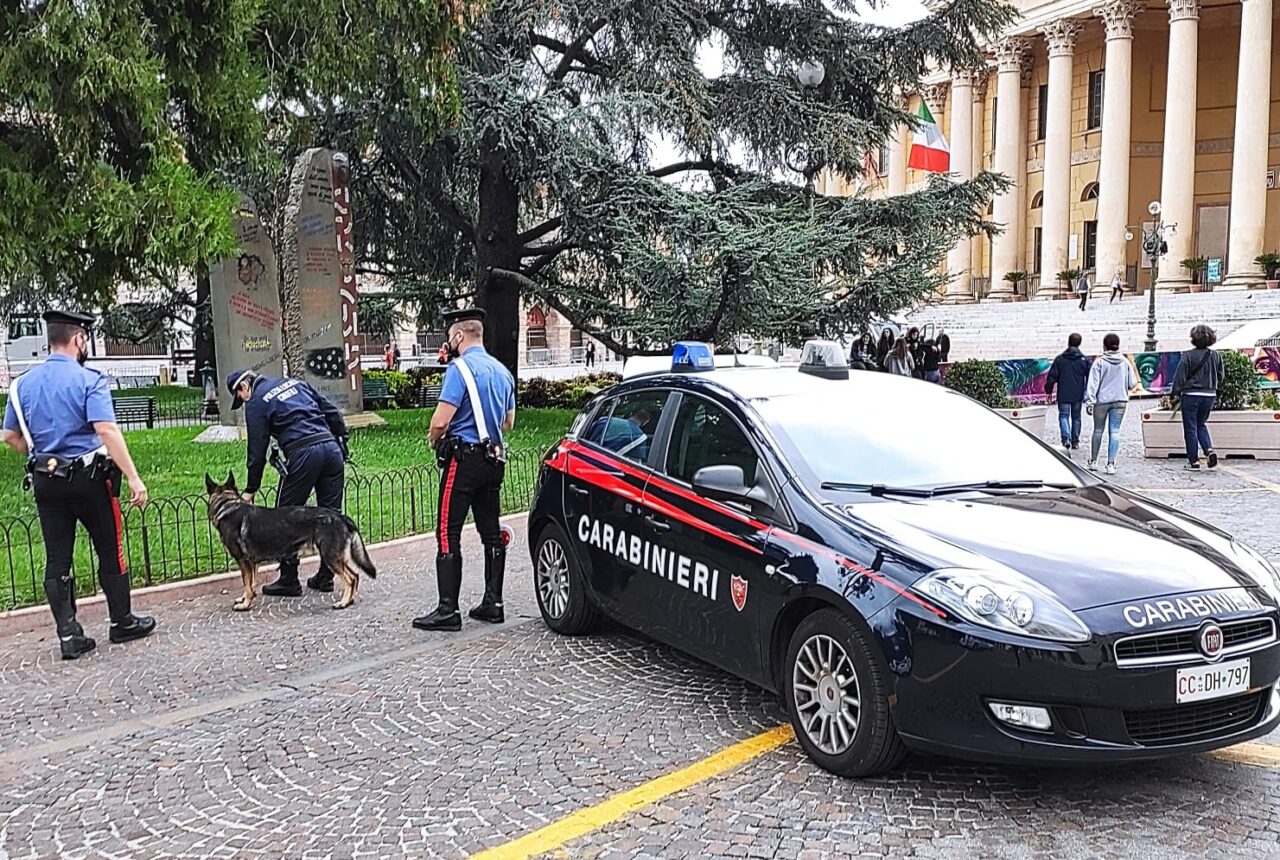 Si libera dello stupefacente alla vista dei Carabinieri: pusher nei guai
