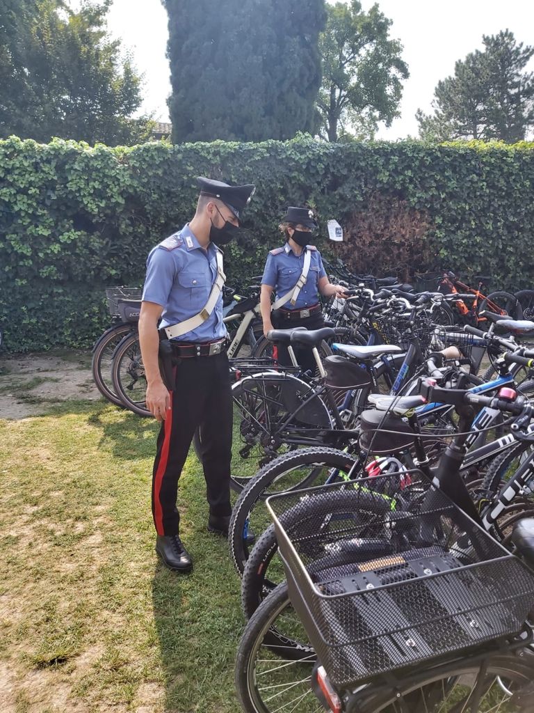 Ruba una e-bike e tenta di sottrarsi al controllo dei Carabinieri con calci e pugni