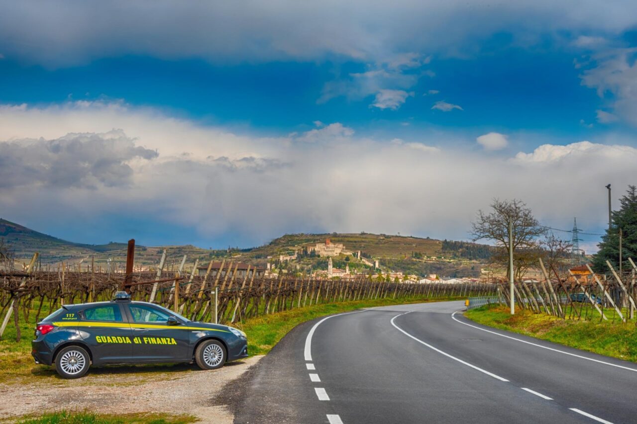 Sfruttamento della manodopera: costretti a lavorare 12 ore al giorno senza servizi igienici