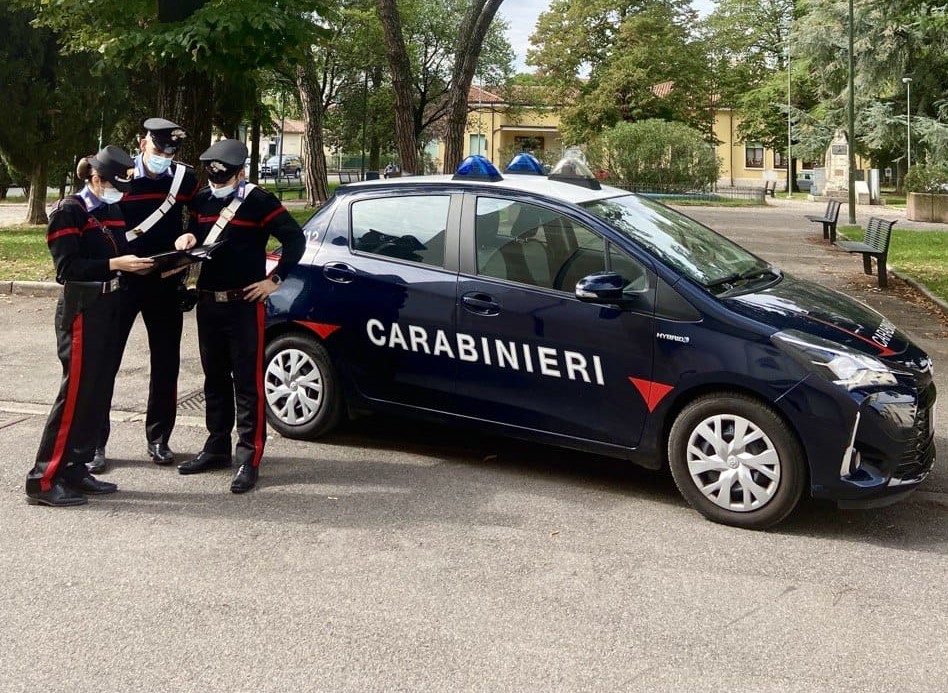 Ubriaca aggredisce la figlia minorenne durante una lite poi si scaglia contro i Carabinieri