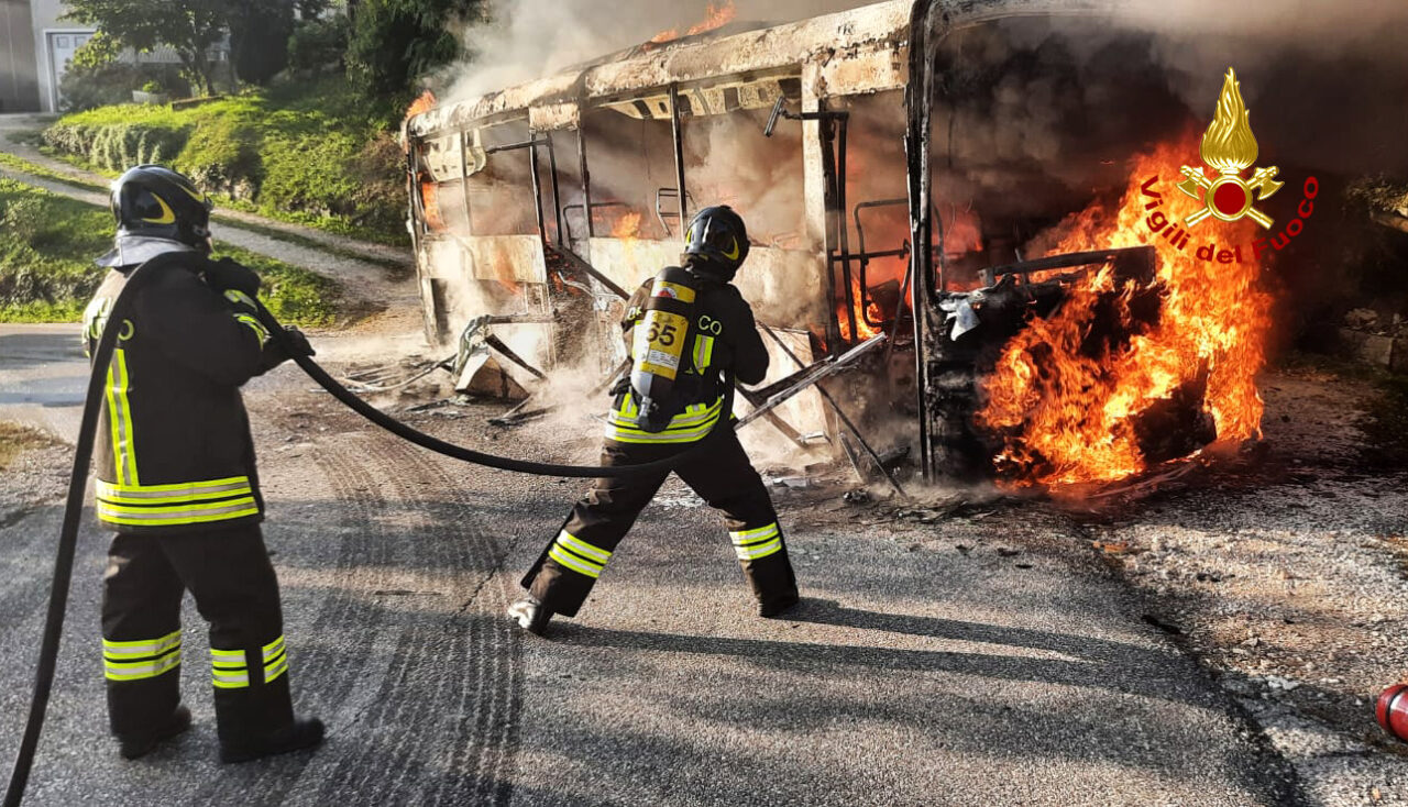 Studenti sull’autobus rischiano di essere divorati dalle fiamme, le impressionanti foto del rogo
