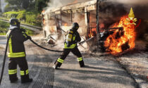 Studenti sull'autobus rischiano di essere divorati dalle fiamme, le impressionanti foto del rogo