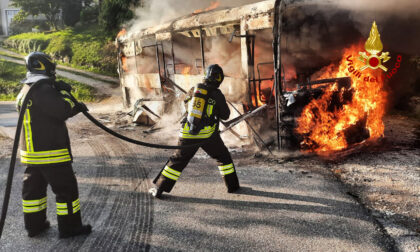 Studenti sull'autobus rischiano di essere divorati dalle fiamme, le impressionanti foto del rogo