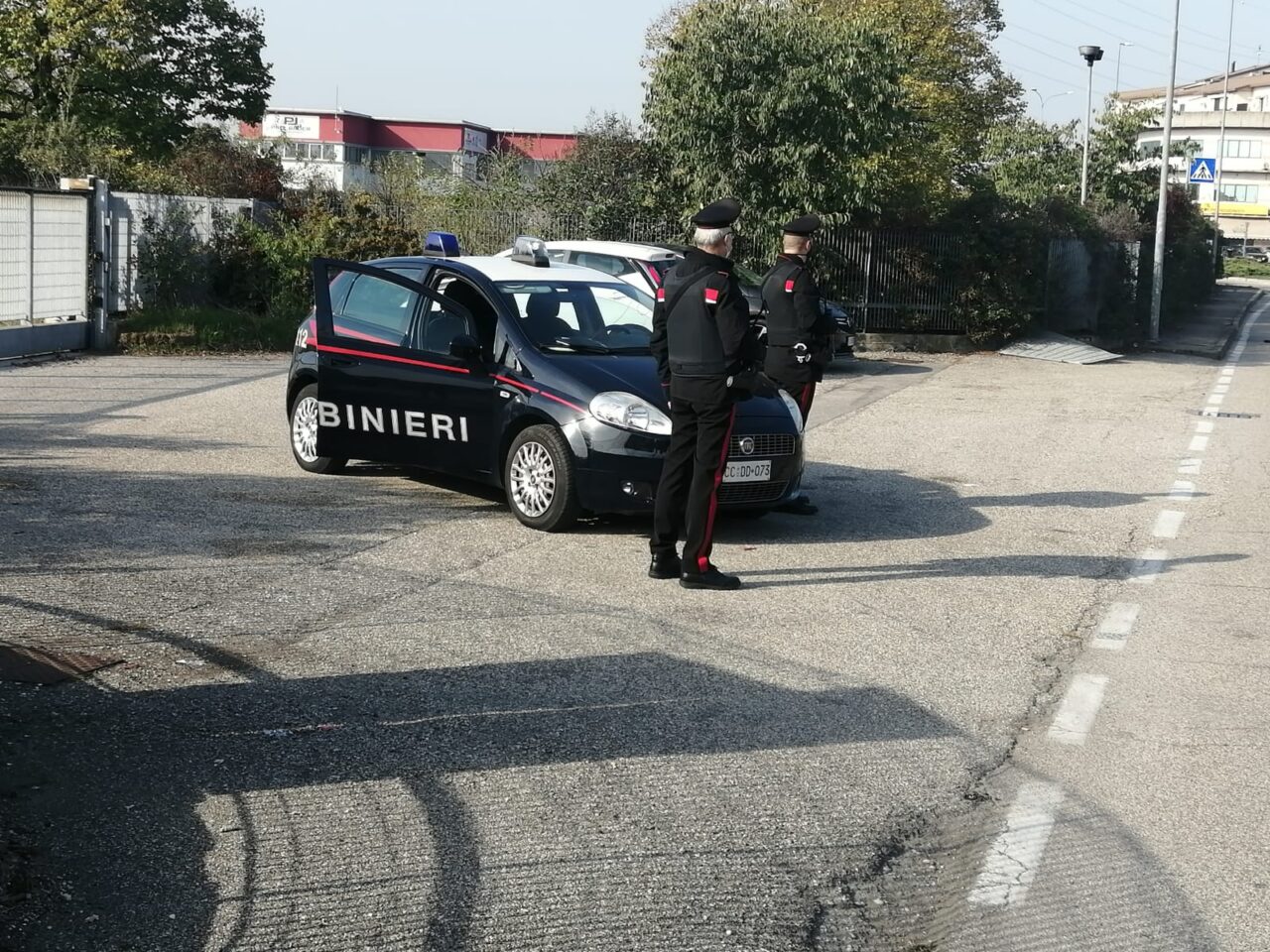 Viola il divieto di avvicinamento seguendo e importunando la commessa: 43enne in carcere
