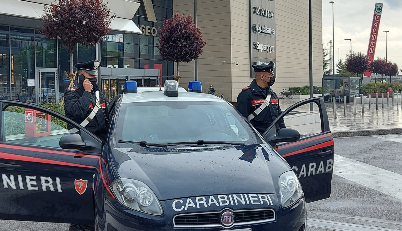 Ruba superalcolici all’Interspar, la guardia giurata cerca di fermarlo e lui la aggredisce