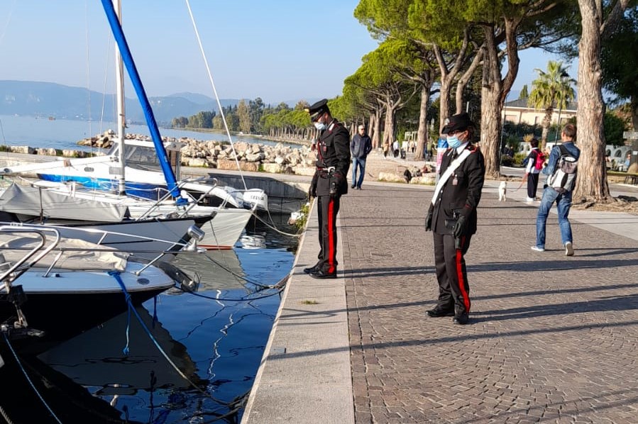 Rubano delle canne da pesca e provocano un principio di incendio con i fumogeni su una barca