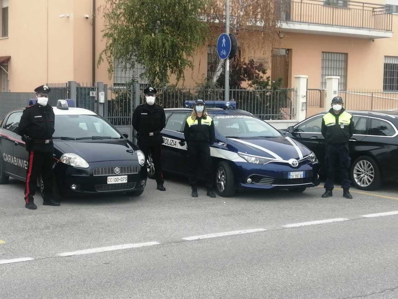 Viaggia a zig zag sulla corsia con il monopattino, fermato dà una gomitata sul volto di un agente