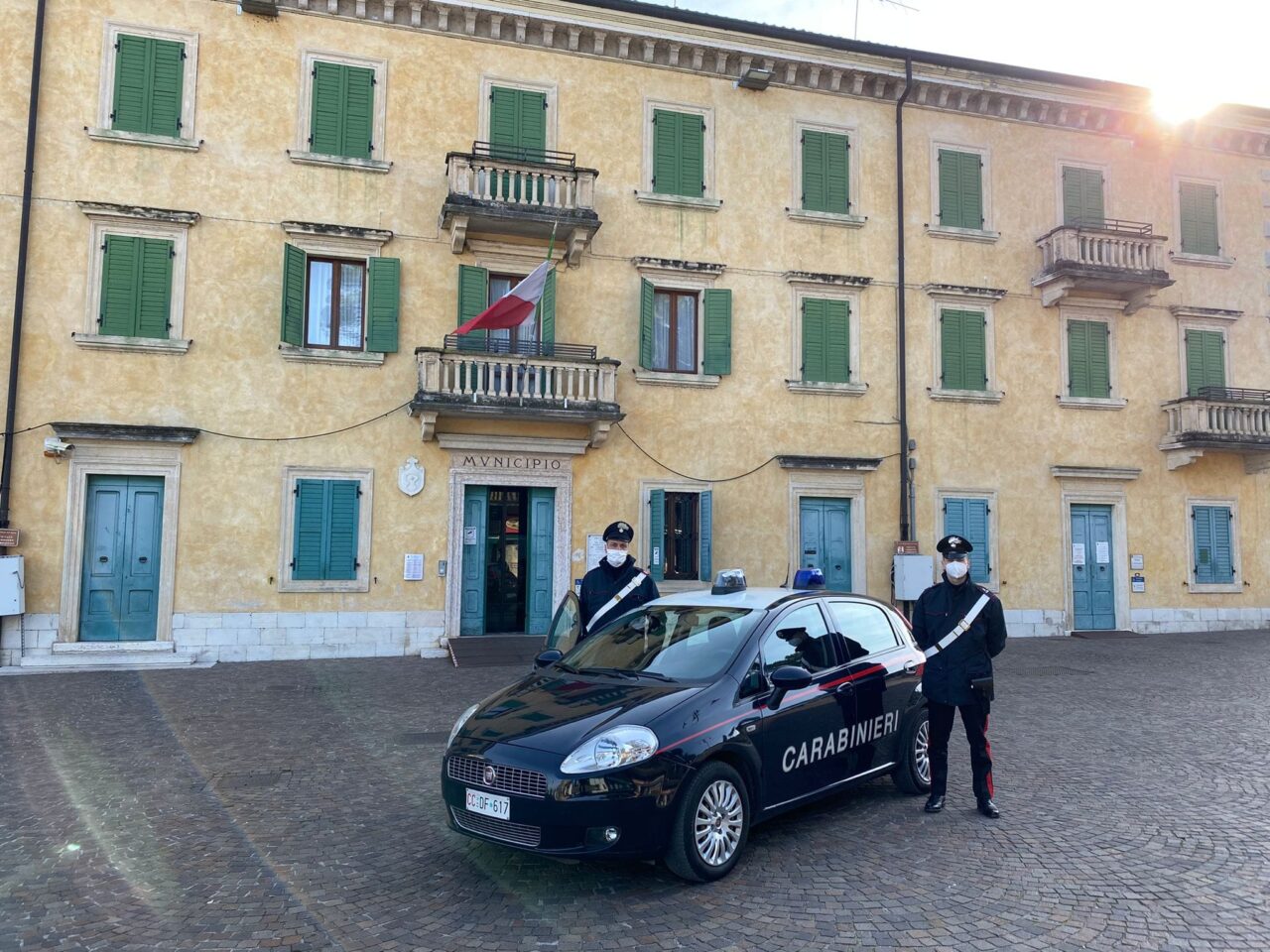 Minacciò e rapinò un’anziana davanti alla nipote di 7 anni: 32enne in carcere
