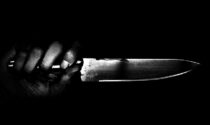 Ubriaco fradicio minaccia la moglie con un coltello