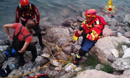 Il fiume cresce rapidamente, pescatore 36enne rischia di annegare: salvato dai pompieri