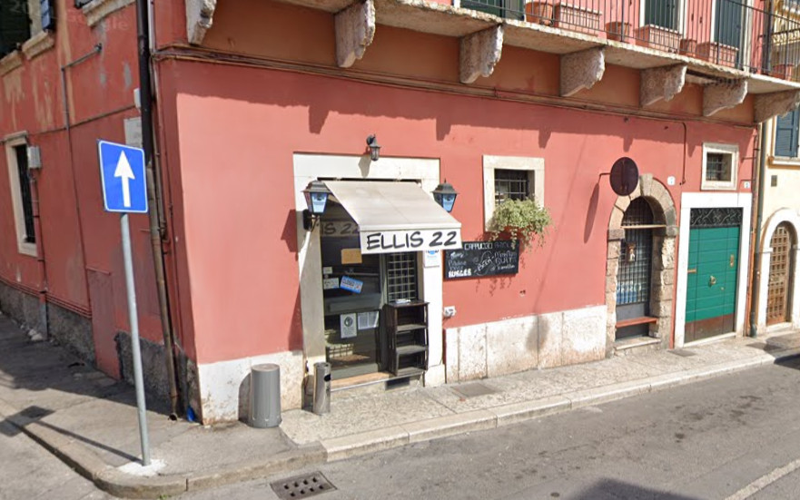 Urla e “sosta selvaggia” fino a tarda notte: Ellis bar dovrà chiudere entro mezzanotte