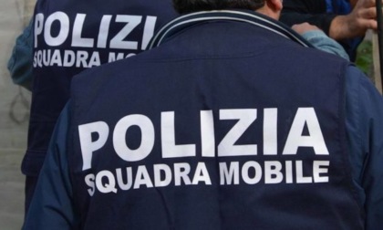 Colpisce un uomo con un violento calcio e gli ruba la bici per regalarla a una donna