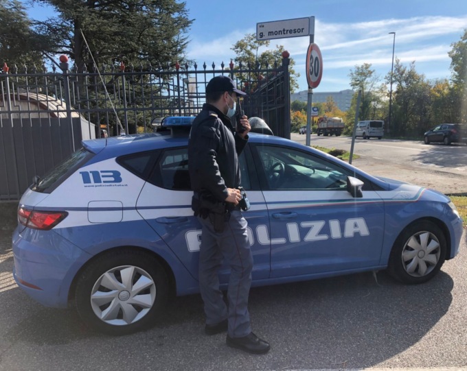 Agenti intervengono per una lite in famiglia, 21enne li aggredisce con un martello