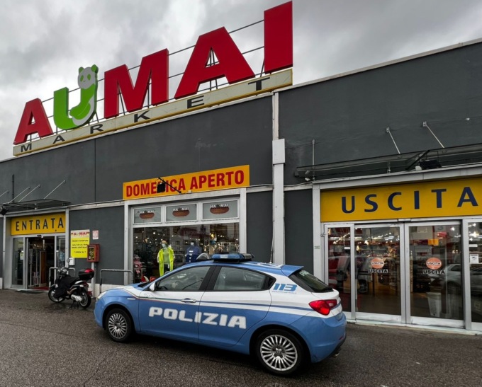 Tenta di uscire dal negozio con addosso gli abiti rubati, i commessi lo notano e lui li aggredisce