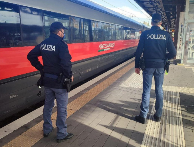 Sprovvisto del green pass viene invitato a scendere dal treno lui si scaglia contro gli agenti