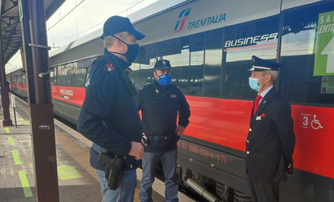 Senza green pass in treno, tenta la fuga ma lo blocca la polizia: aveva con sé della droga