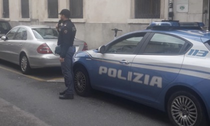 Barista rifiuta di vendergli bevande alcoliche: ubriaco si oppone al controllo e minaccia gli agenti