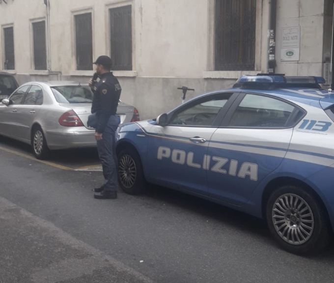 Barista rifiuta di vendergli bevande alcoliche: ubriaco si oppone al controllo e minaccia gli agenti