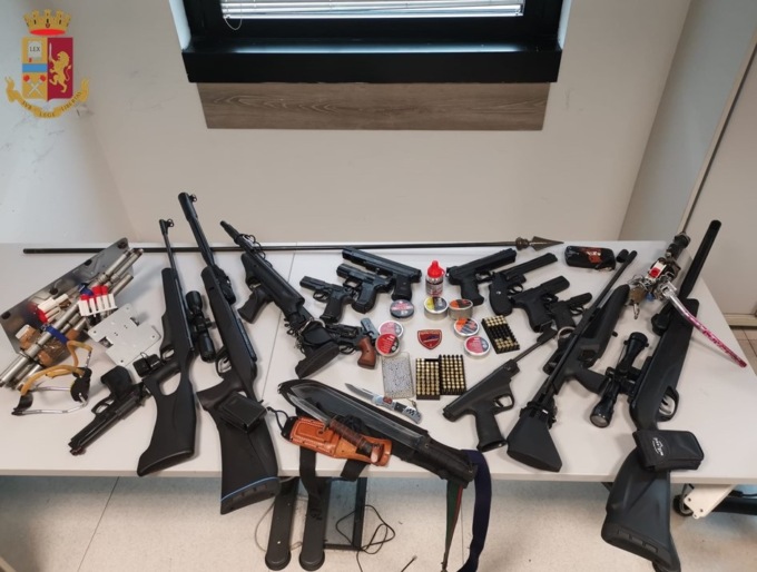 Si affaccia al balcone e spara alla vicina: in casa del 52enne trovata una vera “santabarbara”