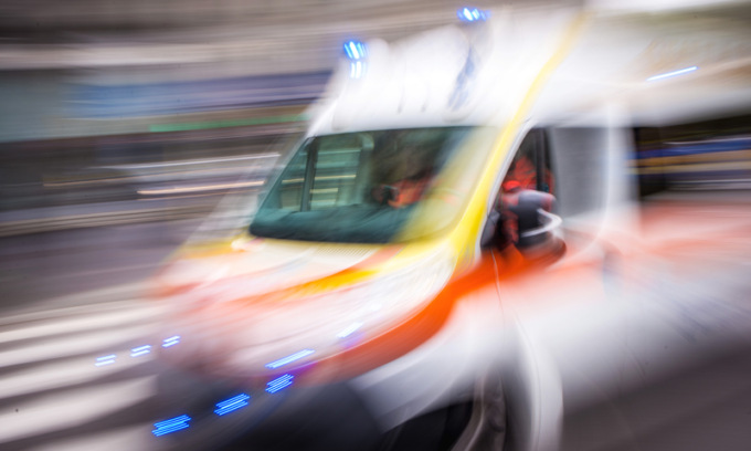 Perde il controllo dello scooter e si schianta contro il muro