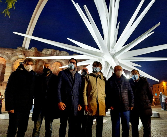 Accesa la stella che da 37 anni illumina il Natale a Verona