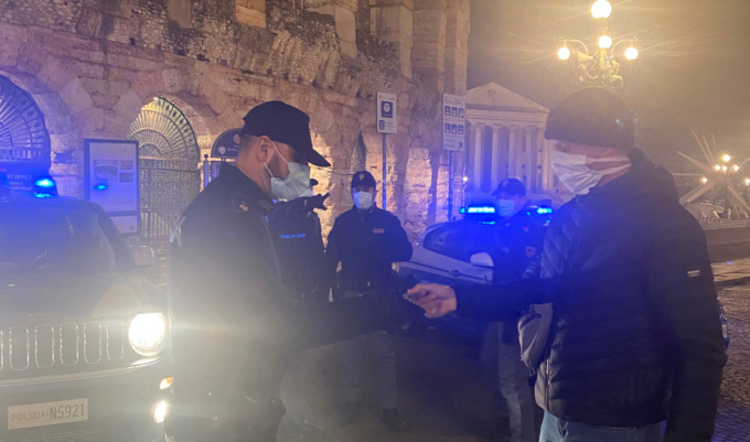 Lo colpisce alla testa con una bottiglia di vetro per rubargli il cellulare poi si dà alla fuga