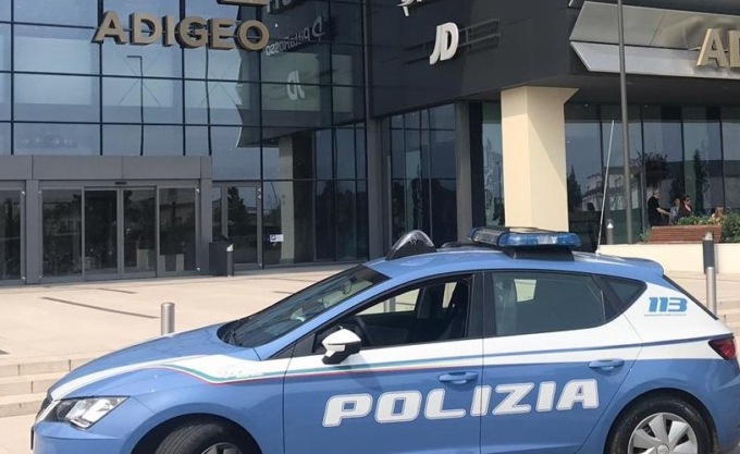 Rubano nei negozi al centro commerciale Adigeo: due ragazzi nei guai