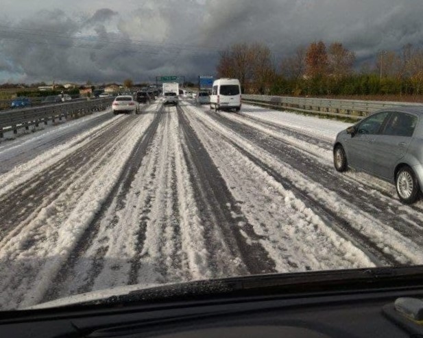 Sembra neve ma non è: il video della grandinata “fuori stagione” nel Veronese